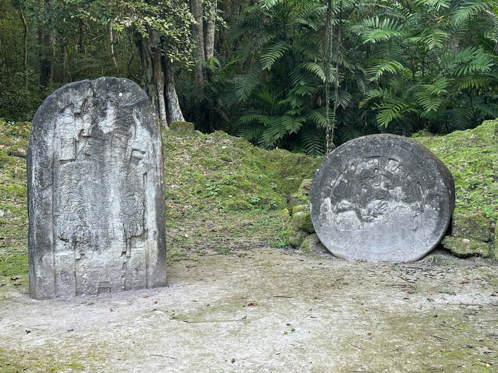 Stehle und Altar