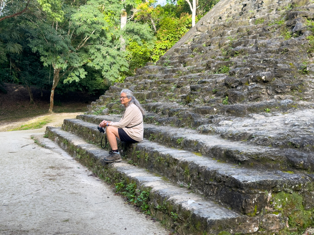 Ein Teil der lost world in Tikal Am Fuss einer Pyramide ruht Ma sich etwas aus