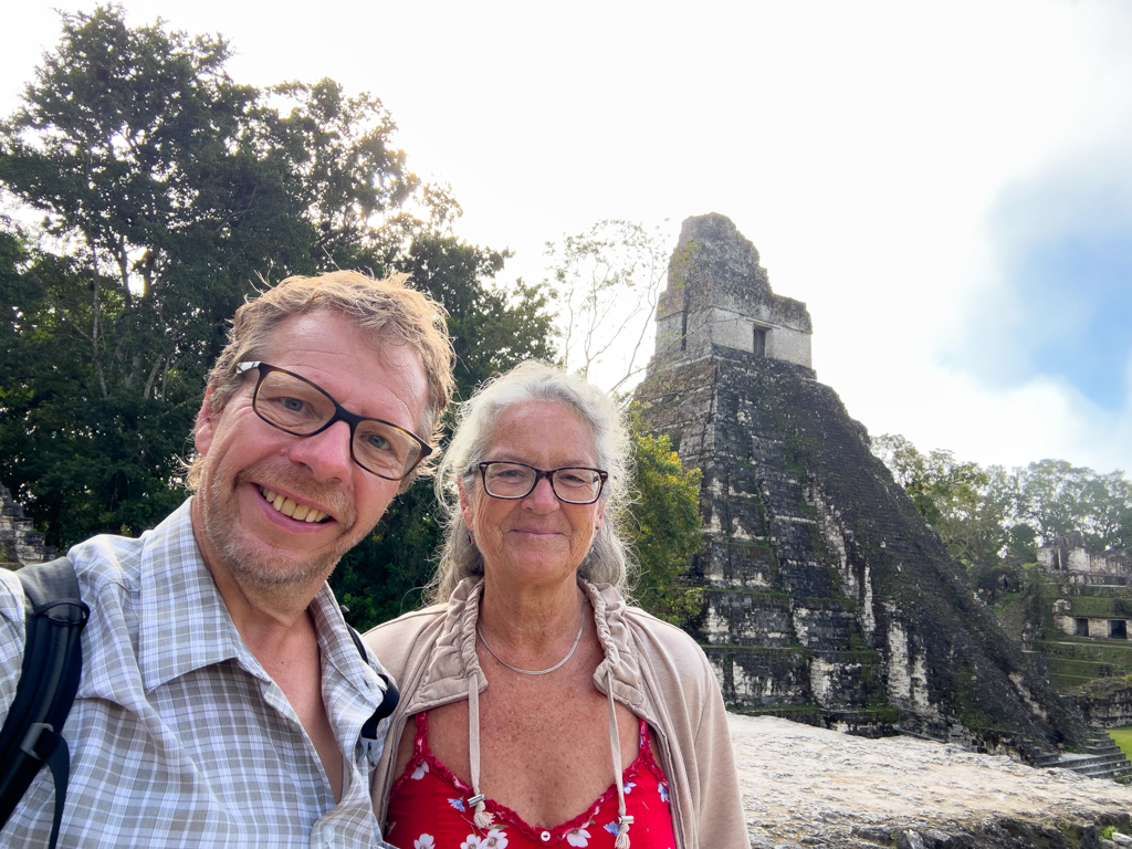 JoMa Selfie in Tikal am grossen Platz