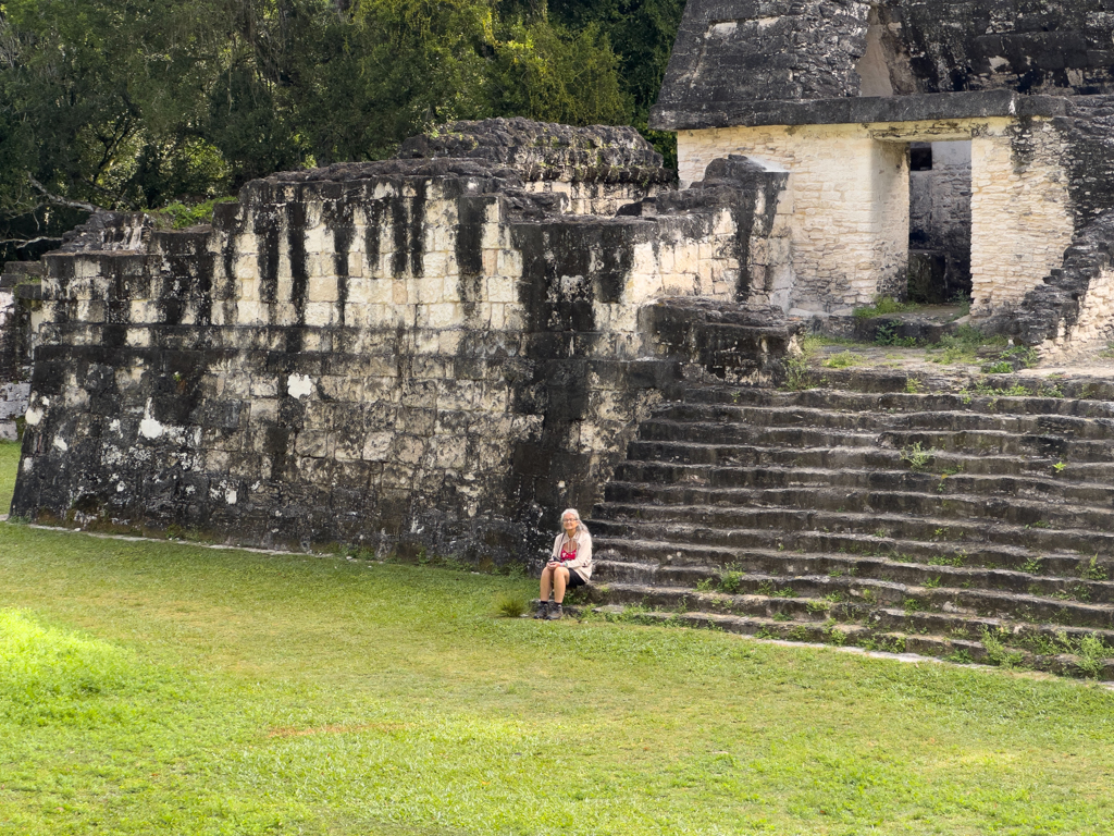 Ein Teil der lost world in Tikal Am Fuss eines Tempels ruht Ma sich etwas aus