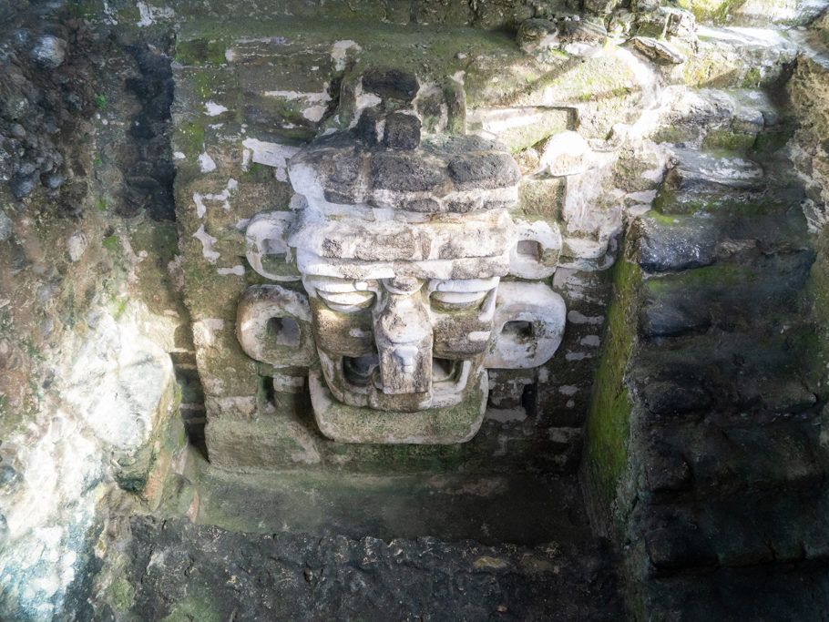 Am grosse Platz in Tikal Eine Maske unter einen schützenden Dach