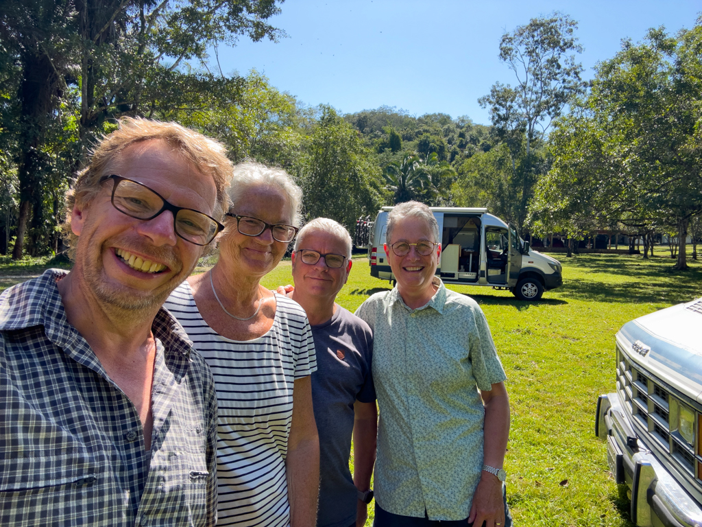 Abschiedsselfie aus Ixpanpajul mit Regula und Hansruedi mit Baloo im Hintergrund