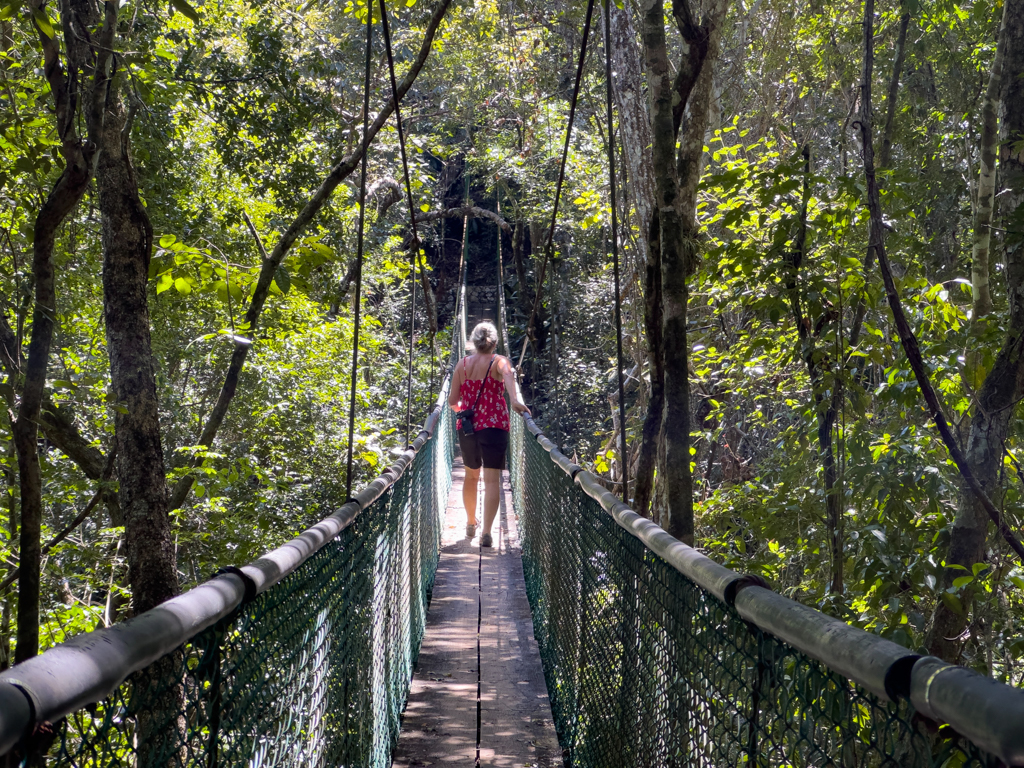 Mit Ma auf einer Hängebrücke auf dem Rundweg durch den Park