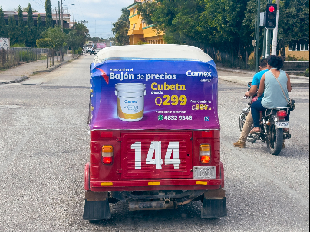 hier gibt es sie zu Haus. Diese kleinen dreirädrigen Taxis für Jederman