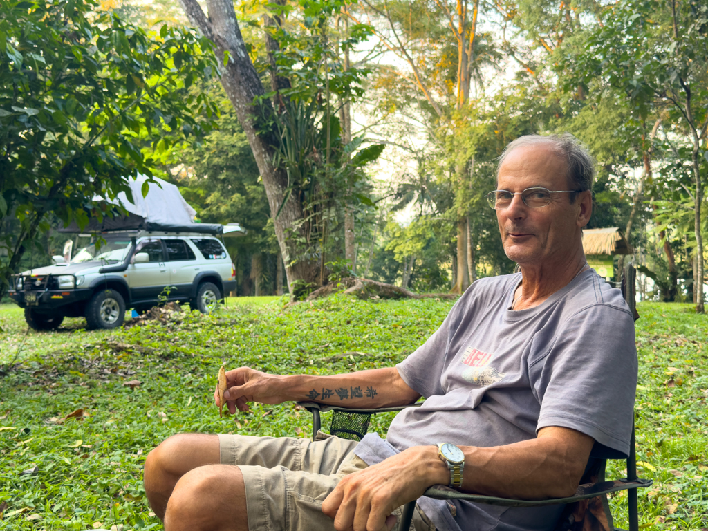 Wir treffen Kevin aus Kanada mit seinem Pick Up mit Schlafzelt obenauf