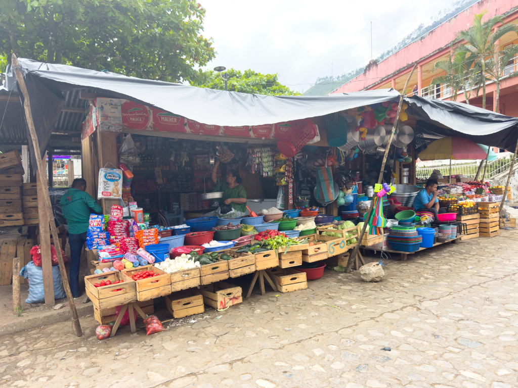 Gemüse und Obststand auf dem Markt von Coban