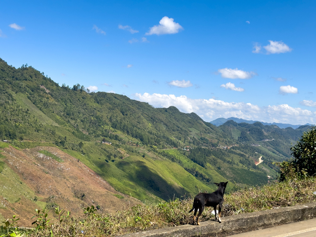 Bergland und Hügelketten auf dem Weg nach Coban