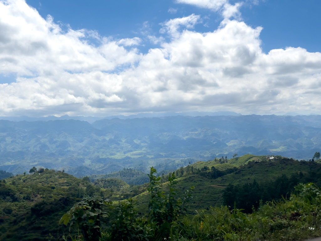 Bergland und Hügelketten auf dem Weg nach Coban