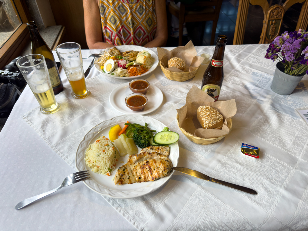 Auch typisch das Essen hier. Alles wie aus einem Guss