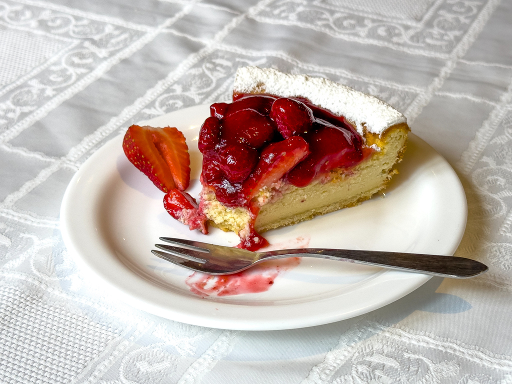 Erdbeerkuchen zum Dessert. Schon sooo lange vermisst!