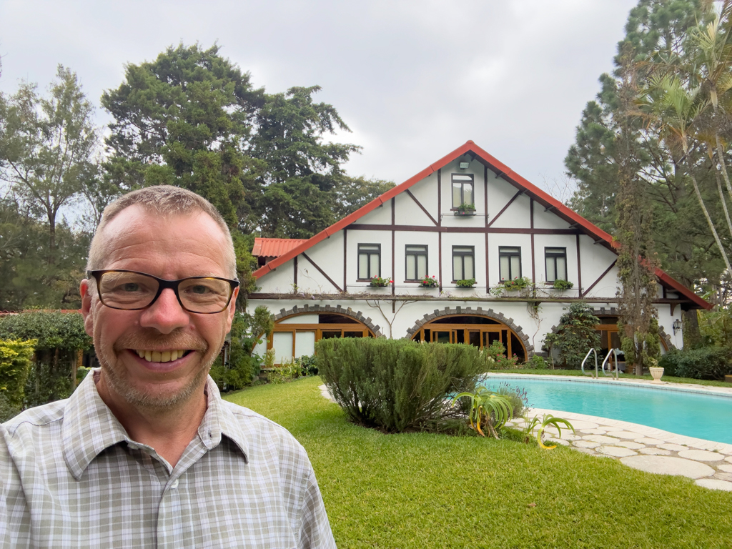 Jo vor dem Café Sankt Gallen. Der Pool davor lädt schon ein, ist aber bitter kalt