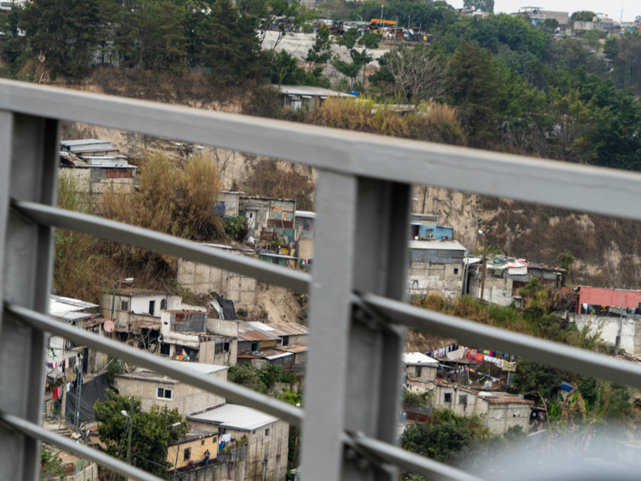 Aus Martha heraus einen Eindruck auf die kleinen einfachen Häuser am Stadtrand von Guatemala City