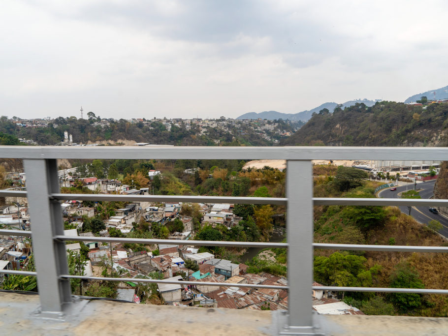 Auf dem Weg zu den Cabana Suiza an Guatemala City vorbei. Rechts die berühmte Pan America im Bild
