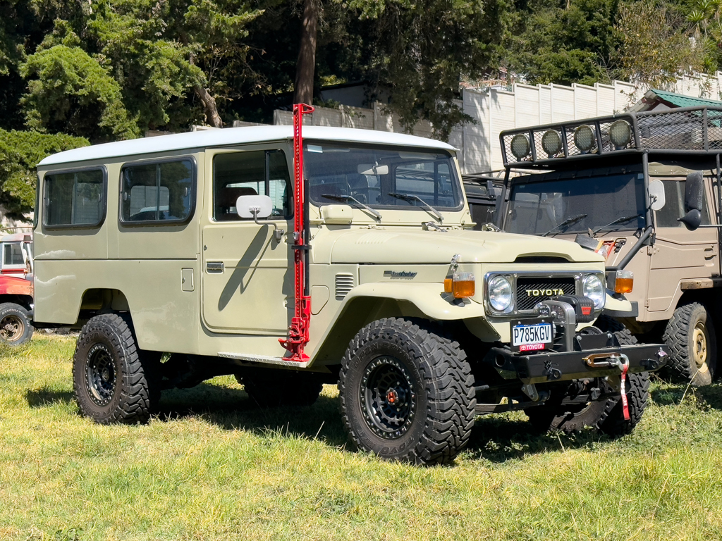 Ein wirkliches Schmuckstück. Mehr als 40 Jahre alt. Dahinter ein alter "Pinzgauer" aus Österreich
