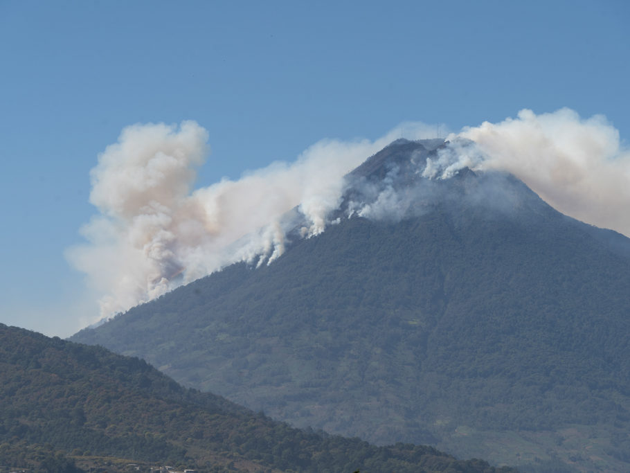 Agua, auf dem gerade ein paar Feuer toben und eine weite Qualmwolke hinter sich herziehen