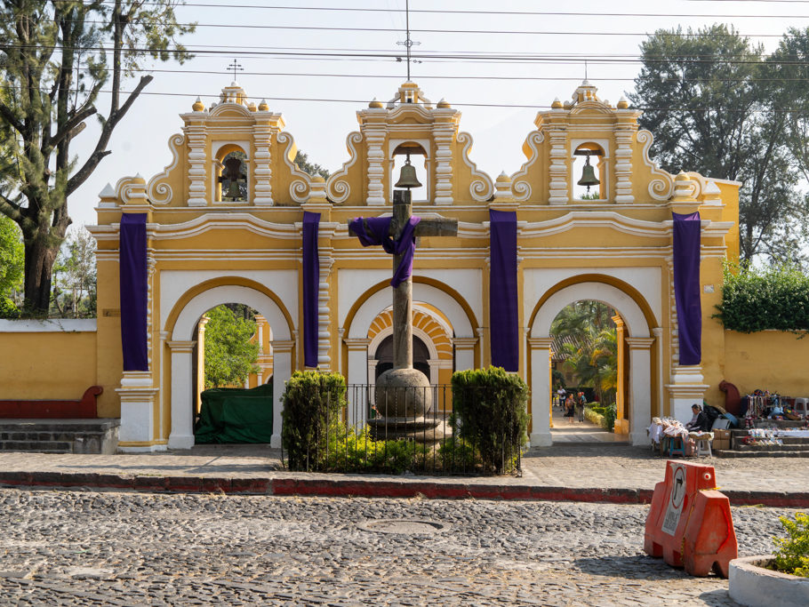 Eingang zu einer kleineren Kirche. Alles schon Geschmückt für Semana Santa, Ostern