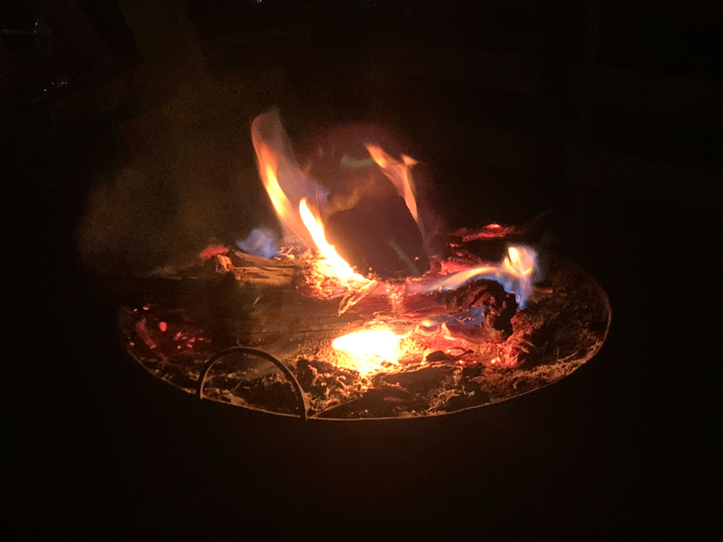 Das uns wärmende Feuer im Basecamp in der kalten Nacht