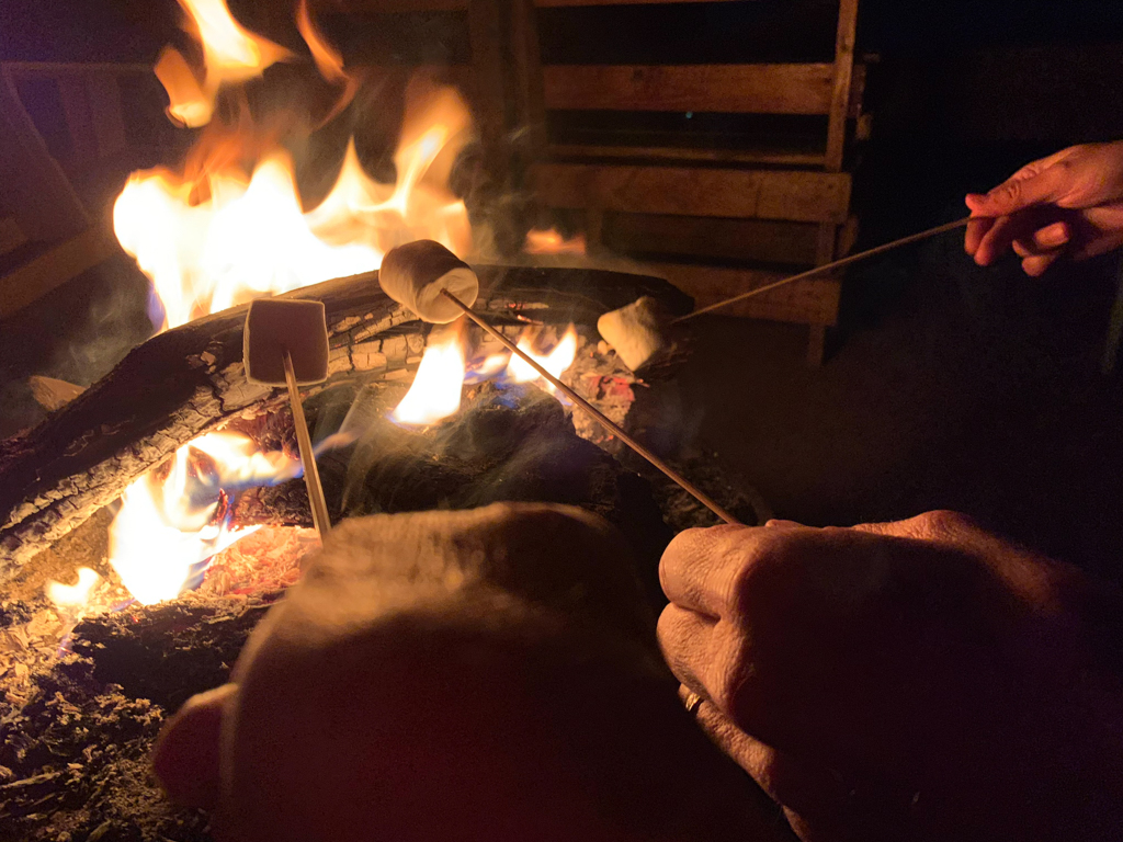 Das uns wärmende Feuer im Basecamp in der kalten Nacht ist genau richtig für ein paar zuckersüsse Marhsmallows