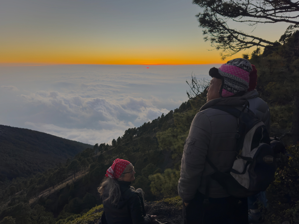 Ma mit unserem Guide am Aussichtspunkt. Die Sonne ist gerade in den Wolken verschwunden