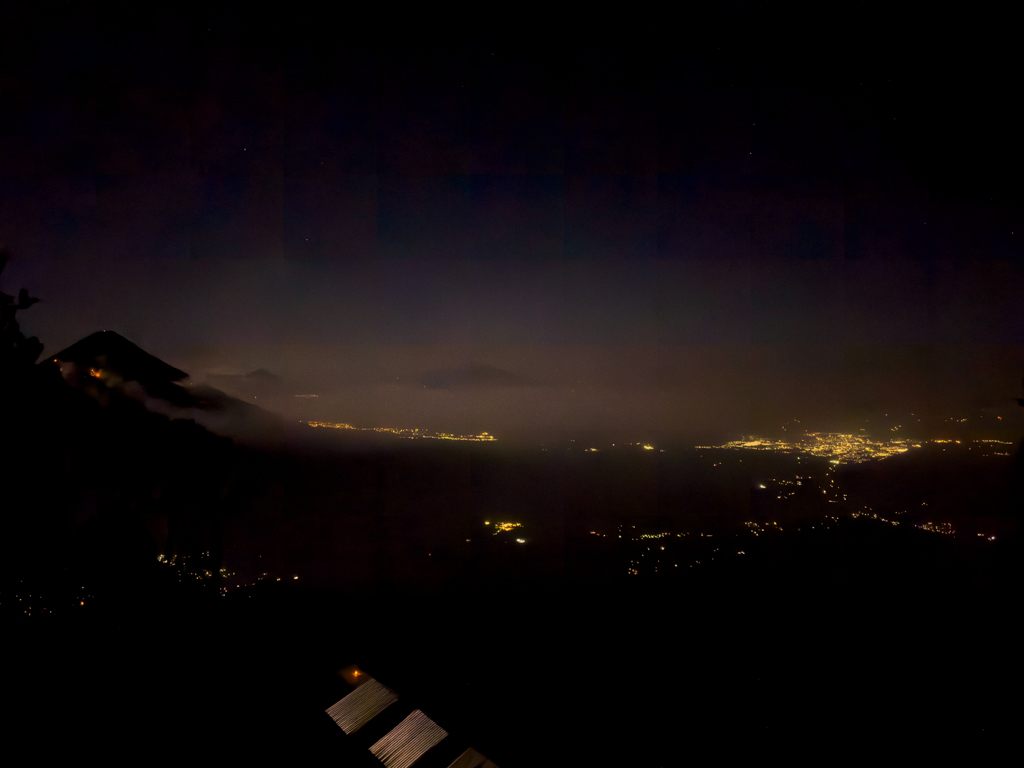 Bei Nacht sehen wir Aqua mit seinen Bränden, unten das andere Camp und rechts der helle Fleck ist Guatemala City. Der kleine in der Mitte ist Antigua