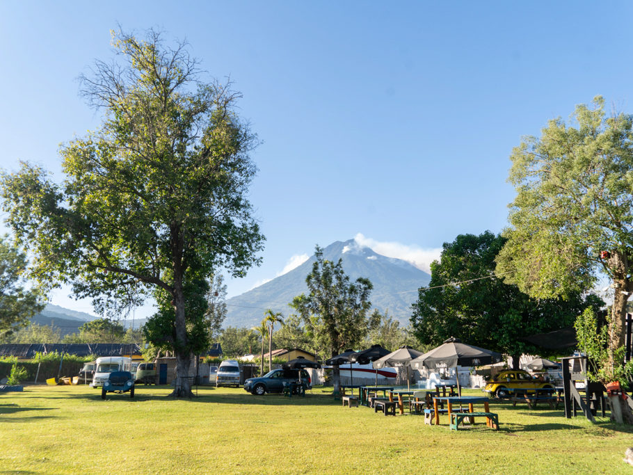 Geradeaus rechts unsere kleine Martha im Campground el Vagamundo. Dahinter ist bei klarer Sicht der Vulkan Agua zu sehen.