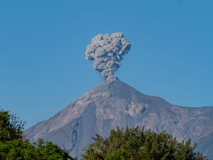 Fuego lässt seine Muskeln spielen und schickt ein Zeichen in den Himmel