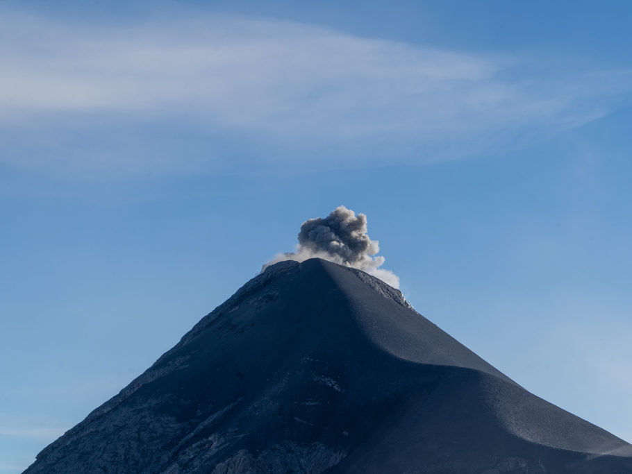 Fuego lässt die Muskeln spielen: Ausser Rauch und Asche kommt auch etwas Lava aus seinem Höllenschlund