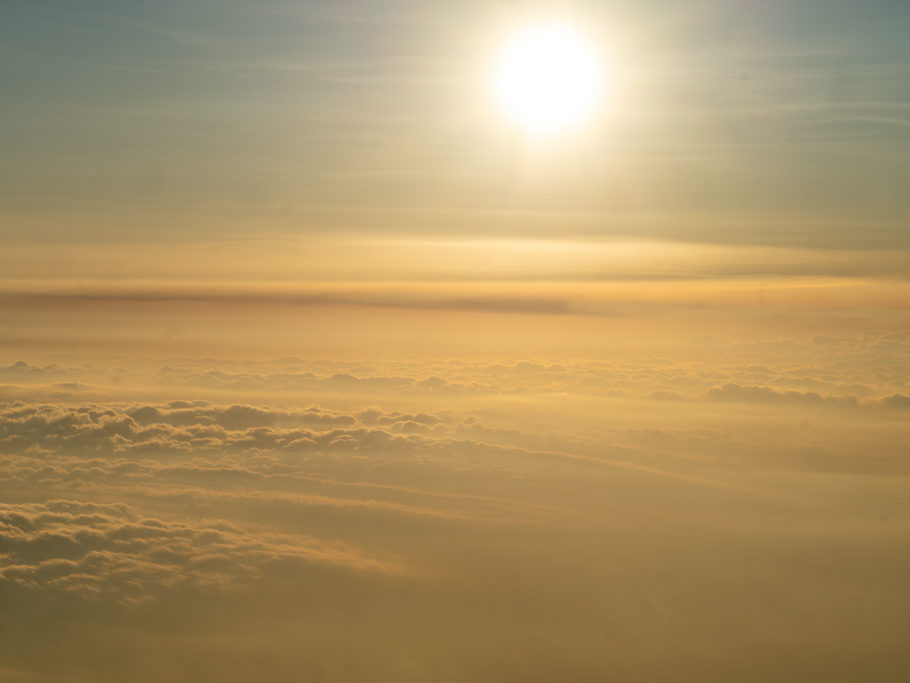 Am Aussichtspunkt sehen wir die Sonne, wie sie langsam im Wolkenmeer verschwindet...