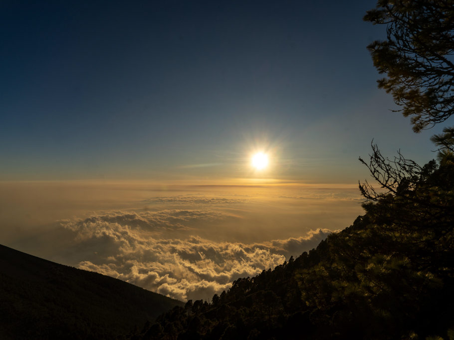 Am Aussichtspunkt sehen wir die Sonne, wie sie langsam im Wolkenmeer verschwindet...