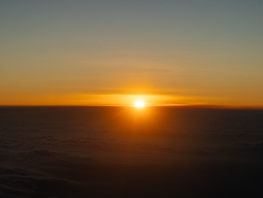 Am Aussichtspunkt sehen wir die Sonne wie sie langsam im Wolkenmeer verschwindet...