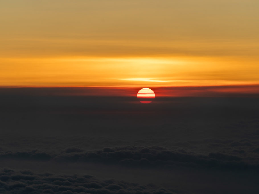 Am Aussichtspunkt sehen wir die Sonne wie sie langsam im Wolkenmeer verschwindet...