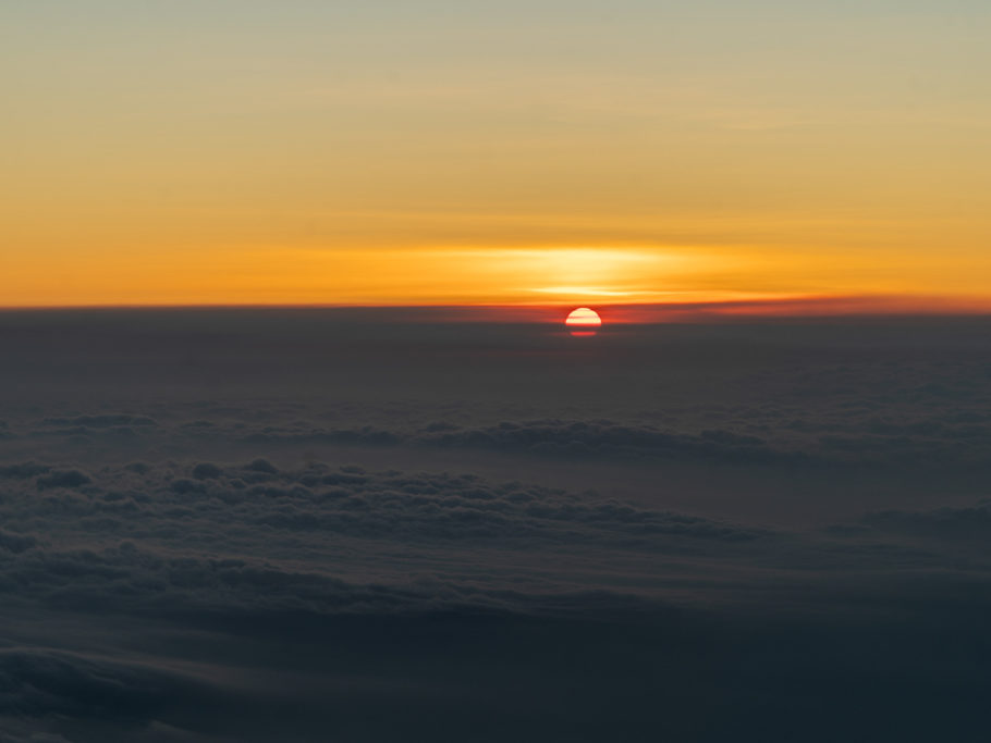 Am Aussichtspunkt sehen wir die Sonne wie sie langsam im Wolkenmeer verschwindet...