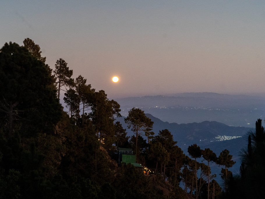 Der Vollmond am Himmel, und das Land mit Antiqua als Stadt ist unter uns