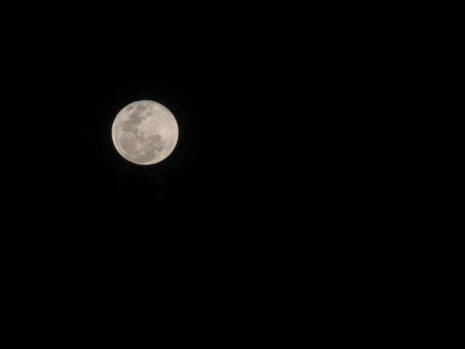 Vollmond mitten in der dunklen Nacht hoch über uns am Himmelszelt