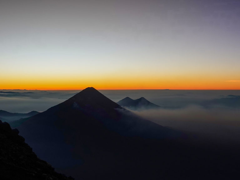 Oben auf dem Kraterrand des Acatenango: Kurz vor Sonnenaufgang mit Blick auf Agua, Pacaya und Cerro Grande