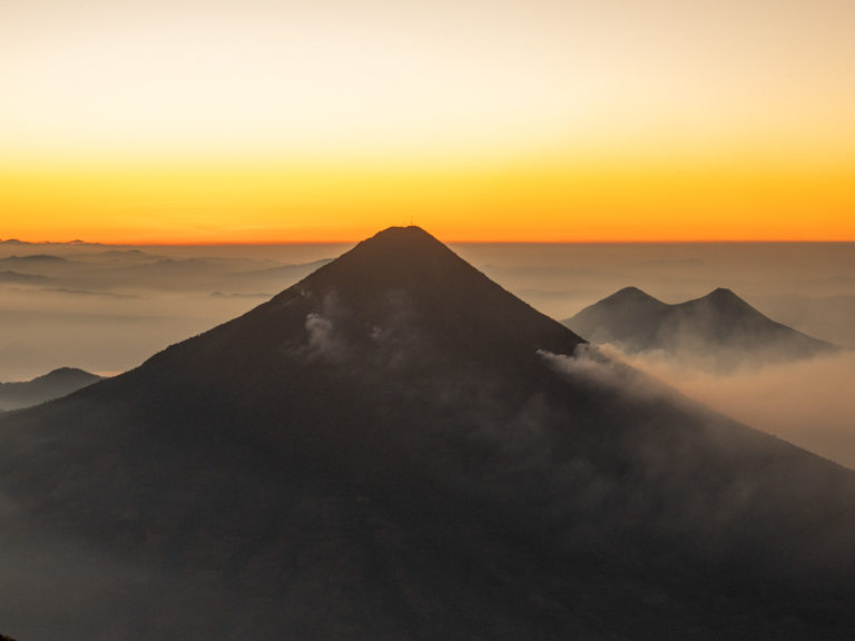 Oben auf dem Kraterrand des Acatenango: Kurz vor Sonnenaufgang mit Blick auf Agua, Pacaya und Cerro Grande