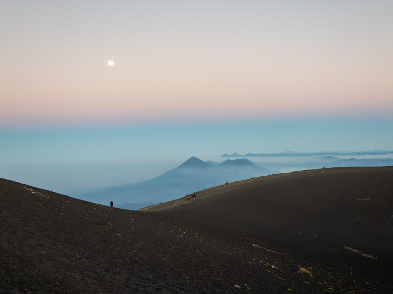 Auf der anderen Seite des Kraterrandes des Acatenango sieht man noch den Vollmond und weitere Vulkane