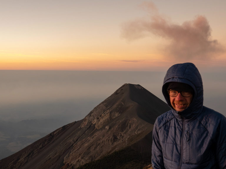 Oben auf dem Kraterrand des Acatenango: Kurz vor Sonnenaufgang. Jo posiert frierend vor dem Vulkan Fuego.