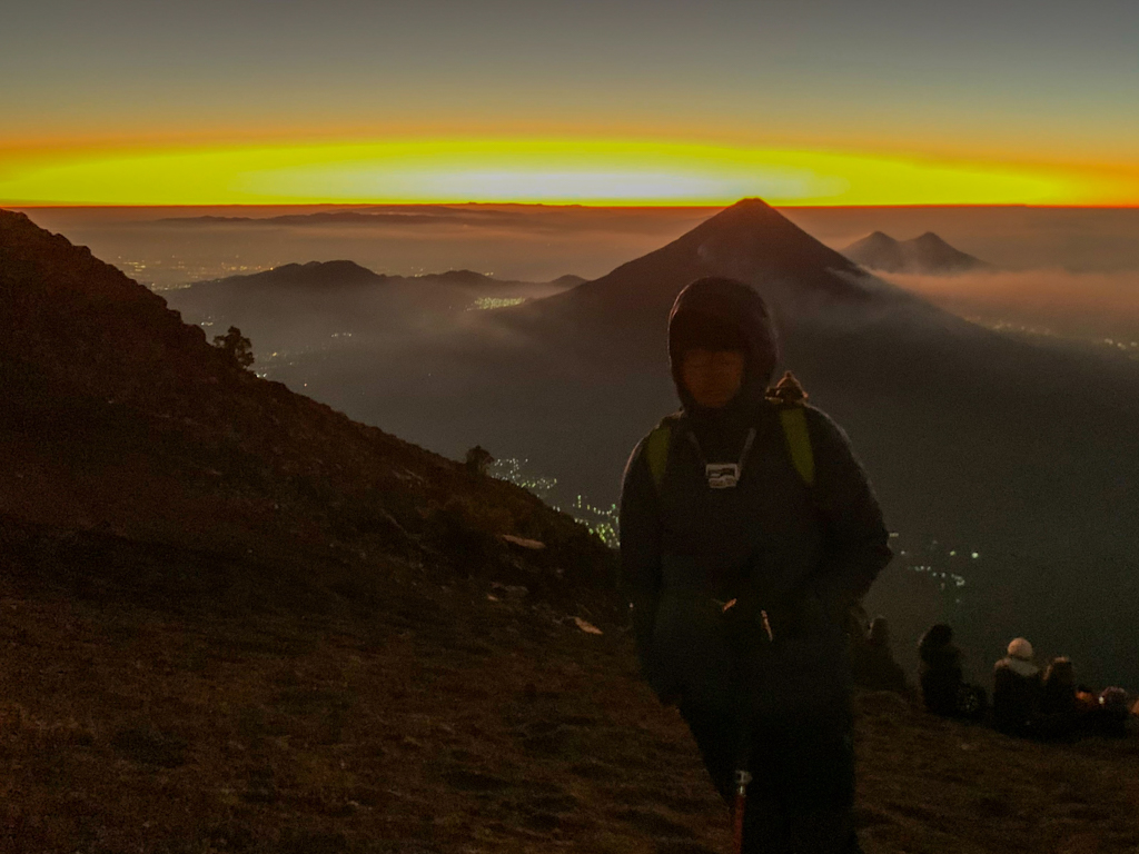 Oben auf dem Kraterrand des Acatenango: Kurz vor Sonnenaufgang mit Blick auf Agua, Pacaya und Cerro Grande