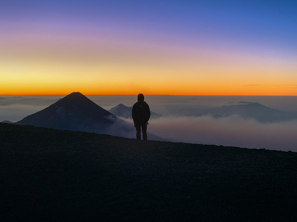 Jo oben auf dem Kraterrand des Acatenango kurz vor Sonnenaufgang. Agua, Pacaya und Cerro Grande kommen aus dem morgendlichen Nebelmeer