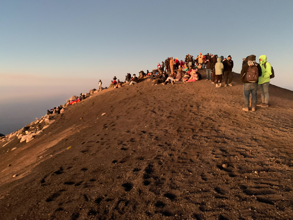 Wir sind nicht alleine hier oben auf dem Kraterrand des Acatenango, um die Sonne zu begrüssen