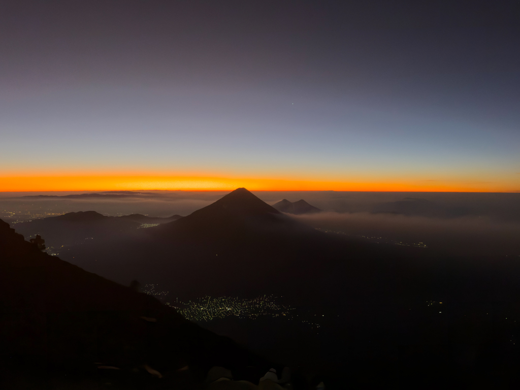 Oben auf dem Kraterrand des Acatenango: Kurz vor Sonnenaufgang mit Blick auf Agua, Pacaya und Cerro Grande