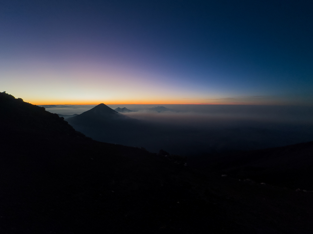 Oben auf dem Kraterrand des Acatenango: Kurz vor Sonnenaufgang mit Blick auf Agua, Pacaya und Cerro Grande