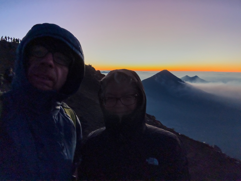 JoMa Selfie oben auf dem Kraterrand des Vulkans Acatenango kurz vor Sonnenaufgang.