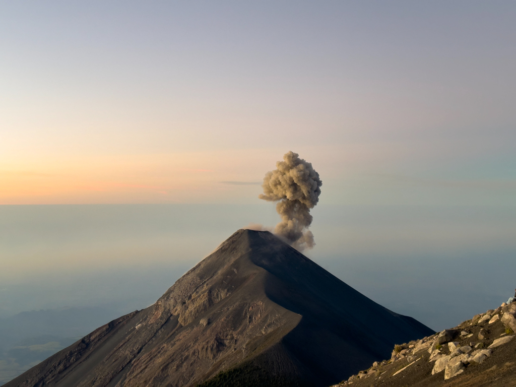 Oben auf dem Kraterrand des Acatenango: Ein Blick runter auf Fuego, der gerade eine Aschewolke speit