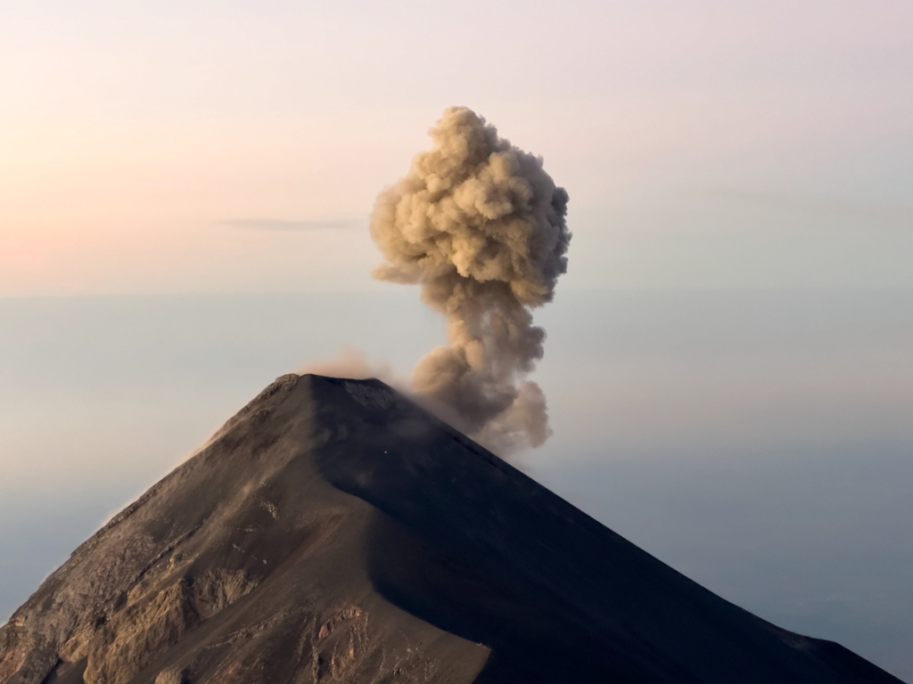 Oben auf dem Kraterrand des Acatenango: Ein Blick runter auf Fuego, der gerade eine Aschewolke speit