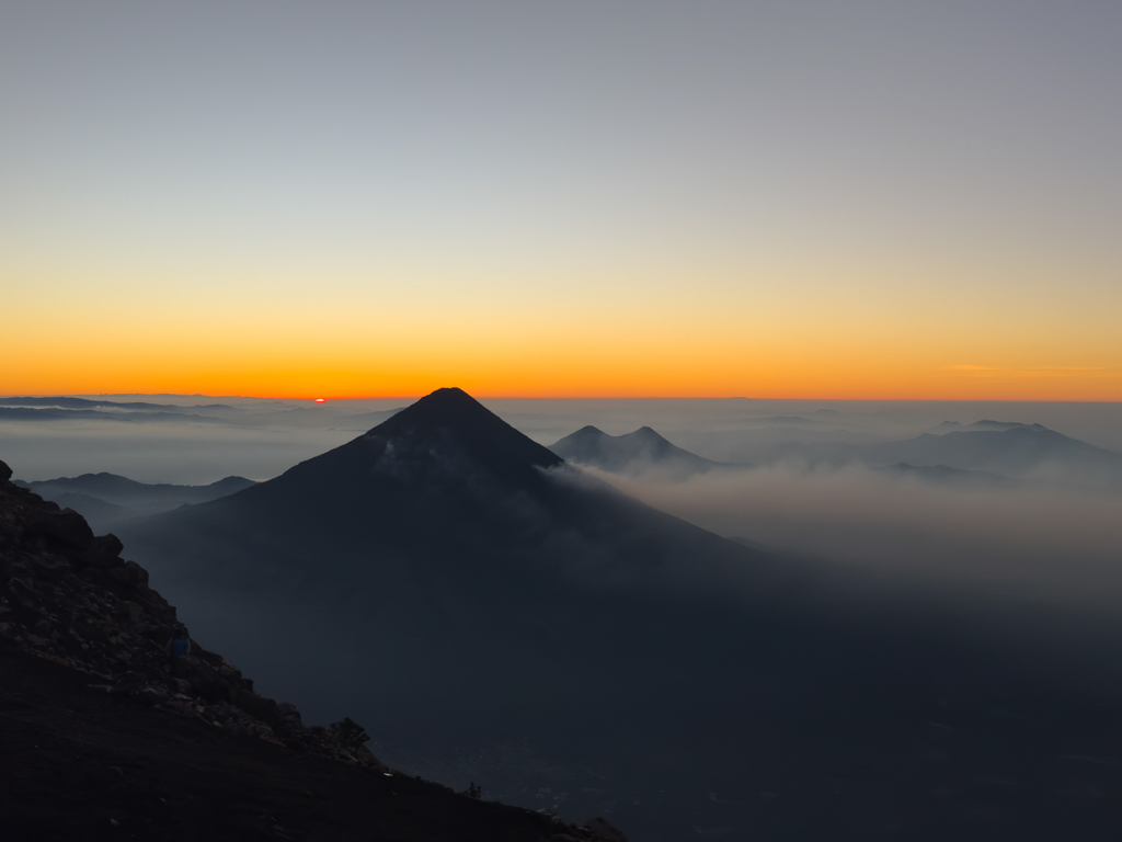 Oben auf dem Kraterrand des Acatenango: Kurz vor Sonnenaufgang mit Blick auf Agua, Pacaya und Cerro Grande