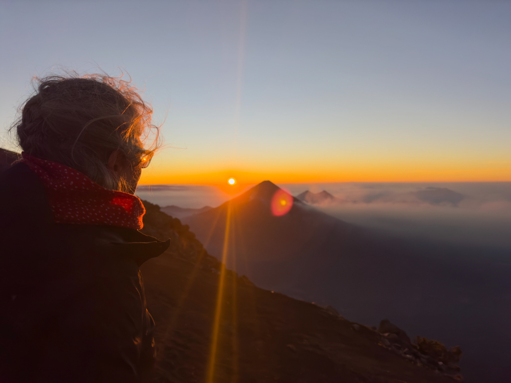 Ma oben auf dem Kraterrand des Acatenango kurz nach Sonnenaufgang