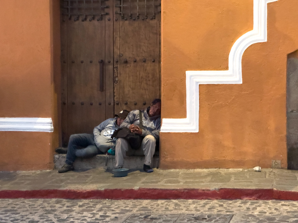 Zwei Müdmänner warten auf den nächsten Bus in Antigua