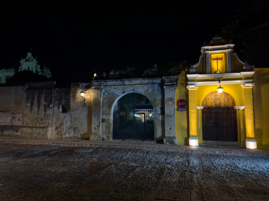 Nächtliche Beleuchtung eines ehemaligen Klosters hier in Antigua